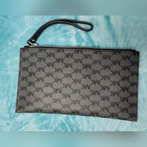 Michael Kors wristlet clutch - Picture 2 of 5